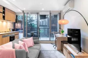 Stylish South Yarra Stay - Pool & Wellness Perks - Melbourne