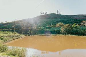 Sítio c lago e lareira a 950m de altitude