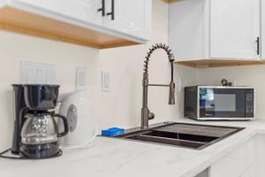 3 bedrooms and 2 bathrooms Charming Beachside House with King Bed