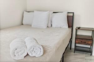 3 bedrooms and 2 bathrooms Charming Beachside House with King Bed