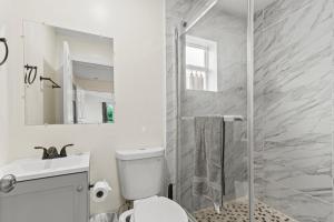 3 bedrooms and 2 bathrooms Charming Beachside House with King Bed