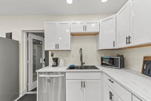 3 bedrooms and 2 bathrooms Charming Beachside House with King Bed