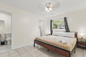 3 bedrooms and 2 bathrooms Charming Beachside House with King Bed