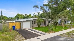 3 bedrooms and 2 bathrooms Charming Beachside House with King Bed - Lighthouse Point