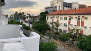 Apto mediterrâneo acolhedor uma quadra da praia