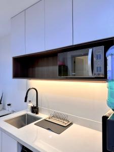 Sea Residences 2BR Pool View Unit for 4-8 pax - Beehive Stay MOA