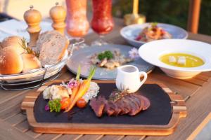 March Hotel & Suite Riverside