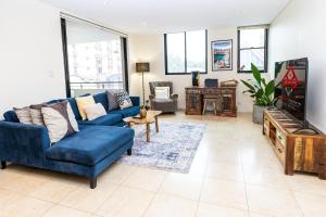 Bright & Spacious 2 BDR w Pool Parking Balcony AC