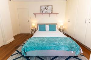 Bright & Spacious 2 BDR w Pool Parking Balcony AC