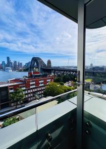 Sydney Harbour and CBD View Penthouse with Free Parking