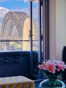 Sydney Harbour and CBD View Penthouse with Free Parking