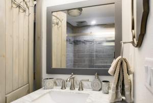 5 BR Luxurious-Gem Mansion in Heart of Denver