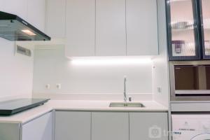 Comfort and Nice 2BR at Gold Coast Apartment By Travelio