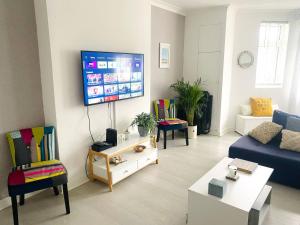 Stunning spacious 3 bedroom seafront apartment 2 minute walk to beach, shops, restaurants