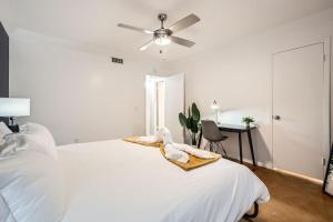 Your Cozy King Suite Getaway - Sleeps 4 - Pool, Prkg