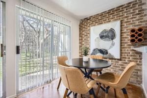 Your Cozy King Suite Getaway - Sleeps 4 - Pool, Prkg