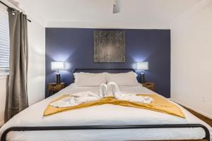 Your Cozy King Suite Getaway - Sleeps 4 - Pool, Prkg