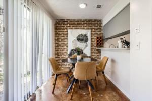 Your Cozy King Suite Getaway - Sleeps 4 - Pool, Prkg