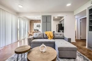 Your Cozy King Suite Getaway - Sleeps 4 - Pool, Prkg