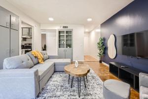 Your Cozy King Suite Getaway - Sleeps 4 - Pool, Prkg