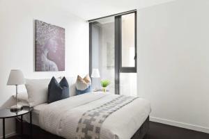 Spacious 2BR Apt Walk to Southern Cross Station