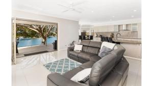 Riverside Retreat Pool, Pontoon & Space