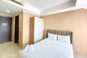 Nice Designed and Homey Studio at Menteng Park Apartment By Travelio