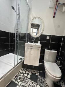 Studio Jungle with Netflix and video projector