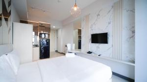 Comfy Studio (No Kitchen) Apartment at Benson Supermall Mansion By Travelio