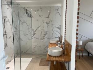 Maisons de vacances La Corniche, Villa d-architecte avec piscine, 2mn mer a Houlgate : photos des chambres