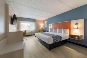 King Room with Mobility Access and Bathtub with Grab Bars, Non-Smoking room in Best Western Burlington Inn