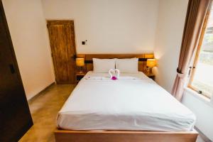 Queenara Local House