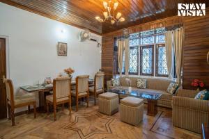 StayVista at The Northern Lake House with Balcony