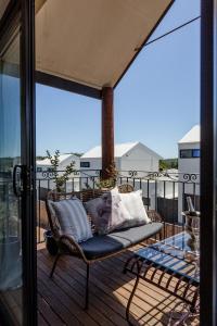 Champagne Skies - In Town Upstairs Apartment