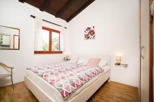 1 BDR app with sea view,pets welcome,64