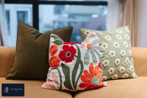 High-ser Apartment -2BR - NiceView - Parking - Spacious - In center