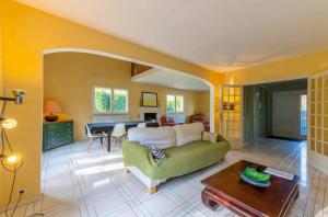 Maison chaleureuse à Saints avec jardin et terrasse