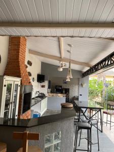 Casa dos fundos em condomínio