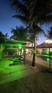 Casa dos fundos em condomínio