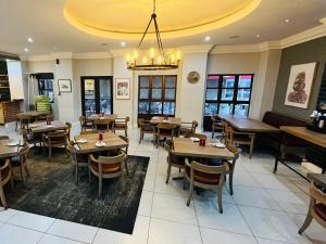 5-Min Walk to CTICC - Central & Cosy Hotel Stay