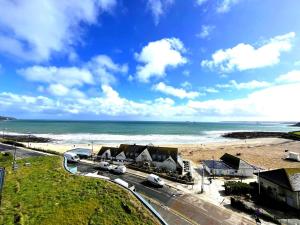 Luxury 3-bed apartment, with direct beach access, free parking & sea views !