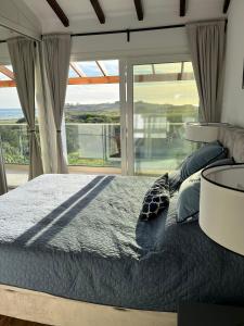 Breath taking seaview Apartment at Lighthouse Beach - 3hvězdičkové hotely ve městě Pafos