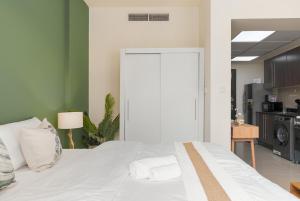 Nature-Themed Stay with 4K Projector Near Yas Island and Airport