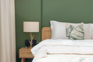 Nature-Themed Stay with 4K Projector Near Yas Island and Airport