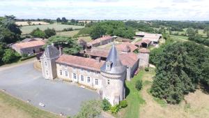Maisons de vacances Manoir De Ponsay : Chambre Quadruple avec Baignoire