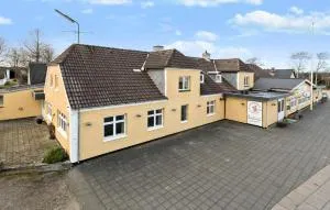 6 Bedroom Nice Home In Kjellerup - Ravnholt
