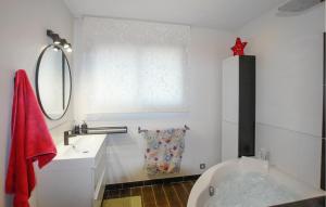 Maisons de vacances Amazing Home In Villeneuve Les Avignon : photos des chambres