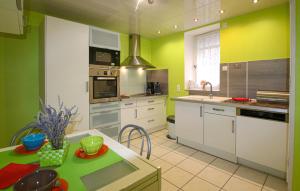 Maisons de vacances 2 Bedroom Nice Home In Nyons : photos des chambres