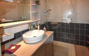 Maisons de vacances Lovely Home In Carpentras With Wifi : photos des chambres