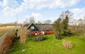 2 Bedroom Nice Apartment In Aakirkeby - Åkirkeby